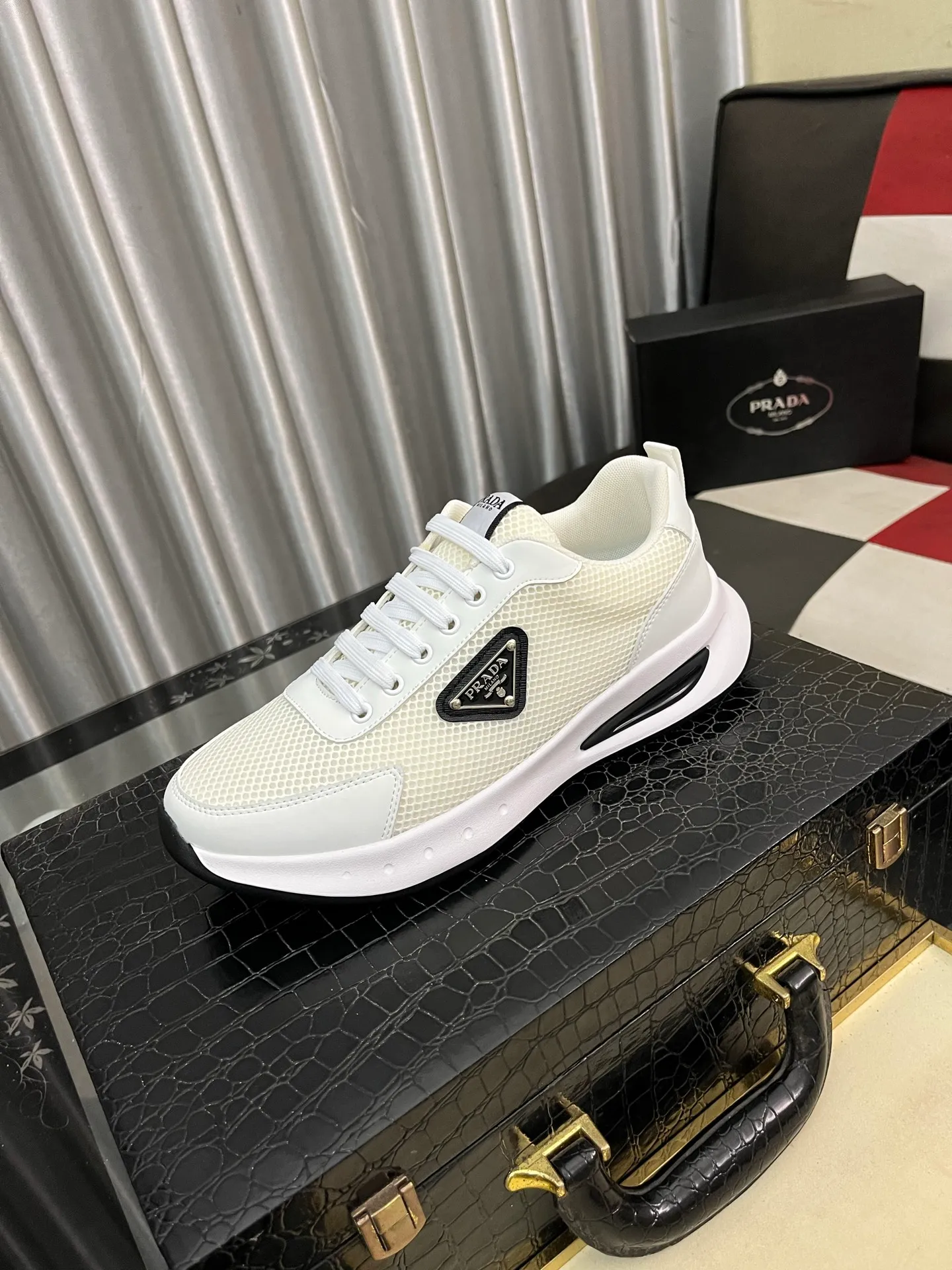 Men's shoes 💰440⌚️⌚️ PRADA [Prada] popular men's shoes, casual shoes and sports shoes! High-end quality 🍀 The upper is made of imported original cowhide 💥 cowhide lining; the original molded outsole. The style is upright and elegant, comfortable and versatile💪 Three quality guarantees Size number: 38-44, 4️⃣ colors available
